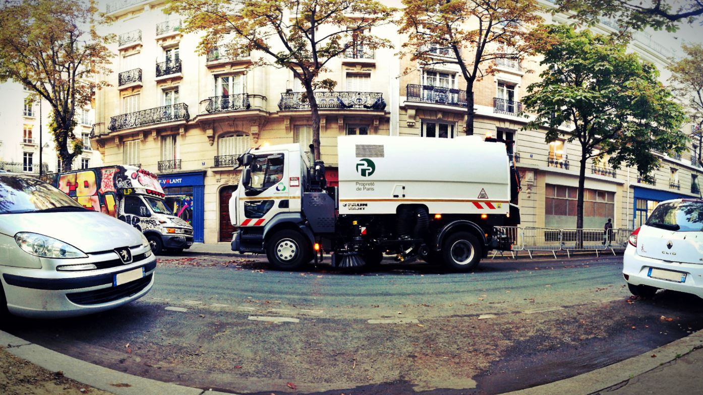 Laveuse de Urbapropreté IDF dans une rue de Paris